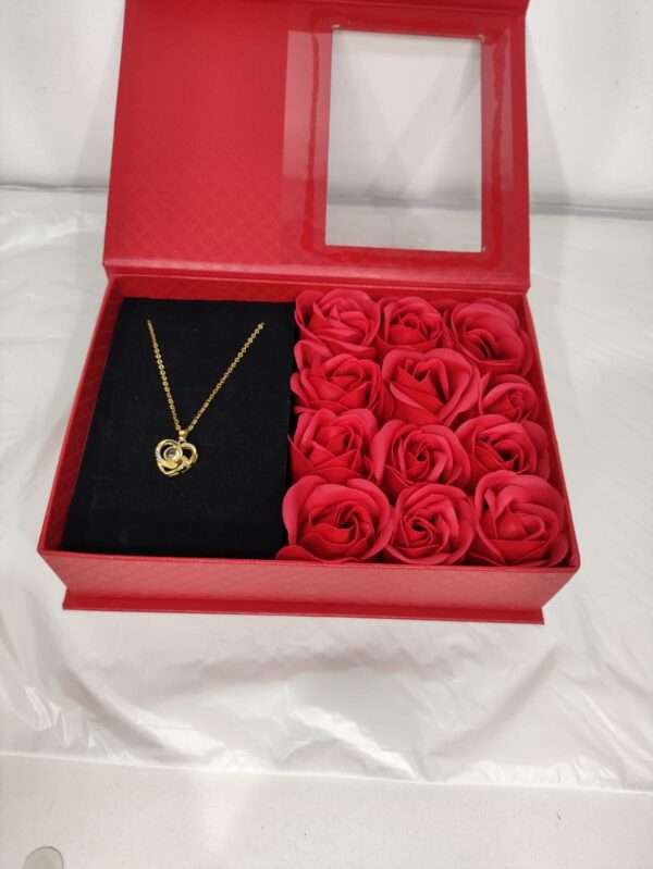 COLLAR EN CAJA CON ROSAS - Imagen 2