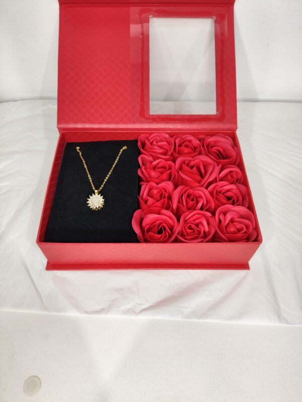 COLLAR EN CAJA CON ROSAS - Imagen 3